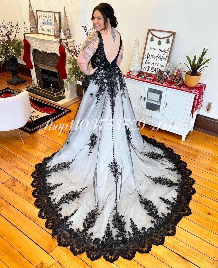 Gothic V Neck Wedding Dresses  - Embroidery Gothic recensione e prezzo