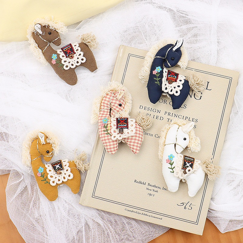 Cute Plaid Pony Brooch Handmad - Embroidery Horse recensione e prezzo