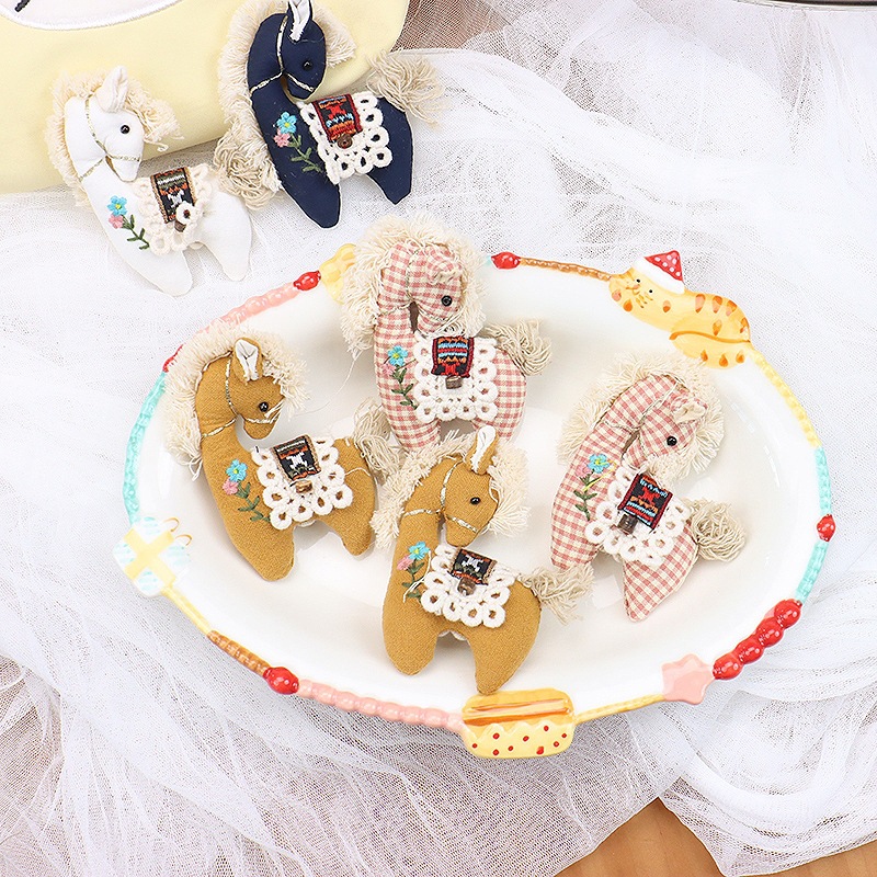 Cute Plaid Pony Brooch Handmad - Embroidery Horse recensione e prezzo
