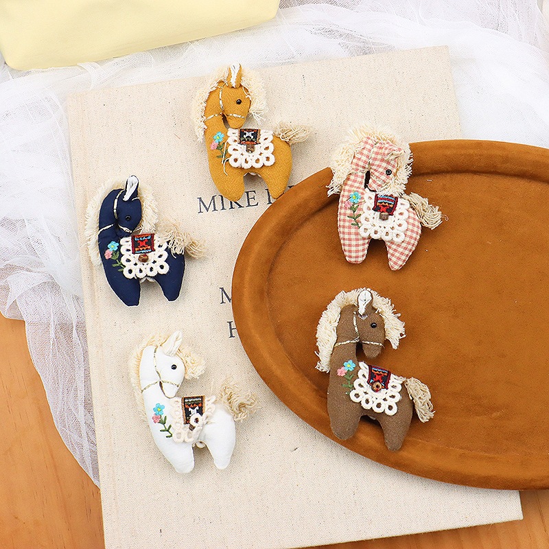 Cute Plaid Pony Brooch Handmad - Embroidery Horse recensione e prezzo