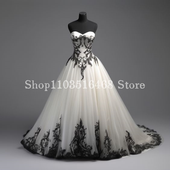 Black White Gothic Embroidered - Embroidery Gothic recensione e prezzo