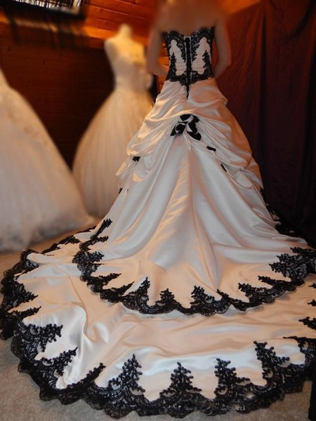 Vintage Wedding Dress Gothic B - Embroidery Gothic recensione e prezzo