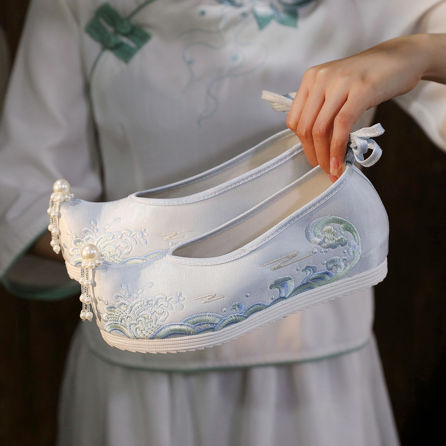Waves Hanfu Shoes Female Embro - Embroidery Wedding recensione e prezzo