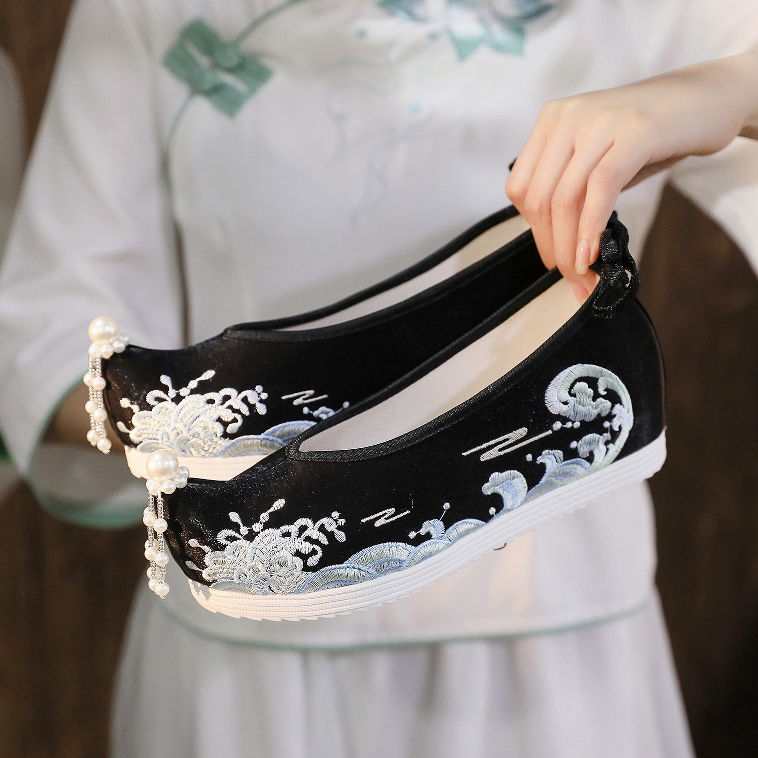Waves Hanfu Shoes Female Embro - Embroidery Wedding recensione e prezzo